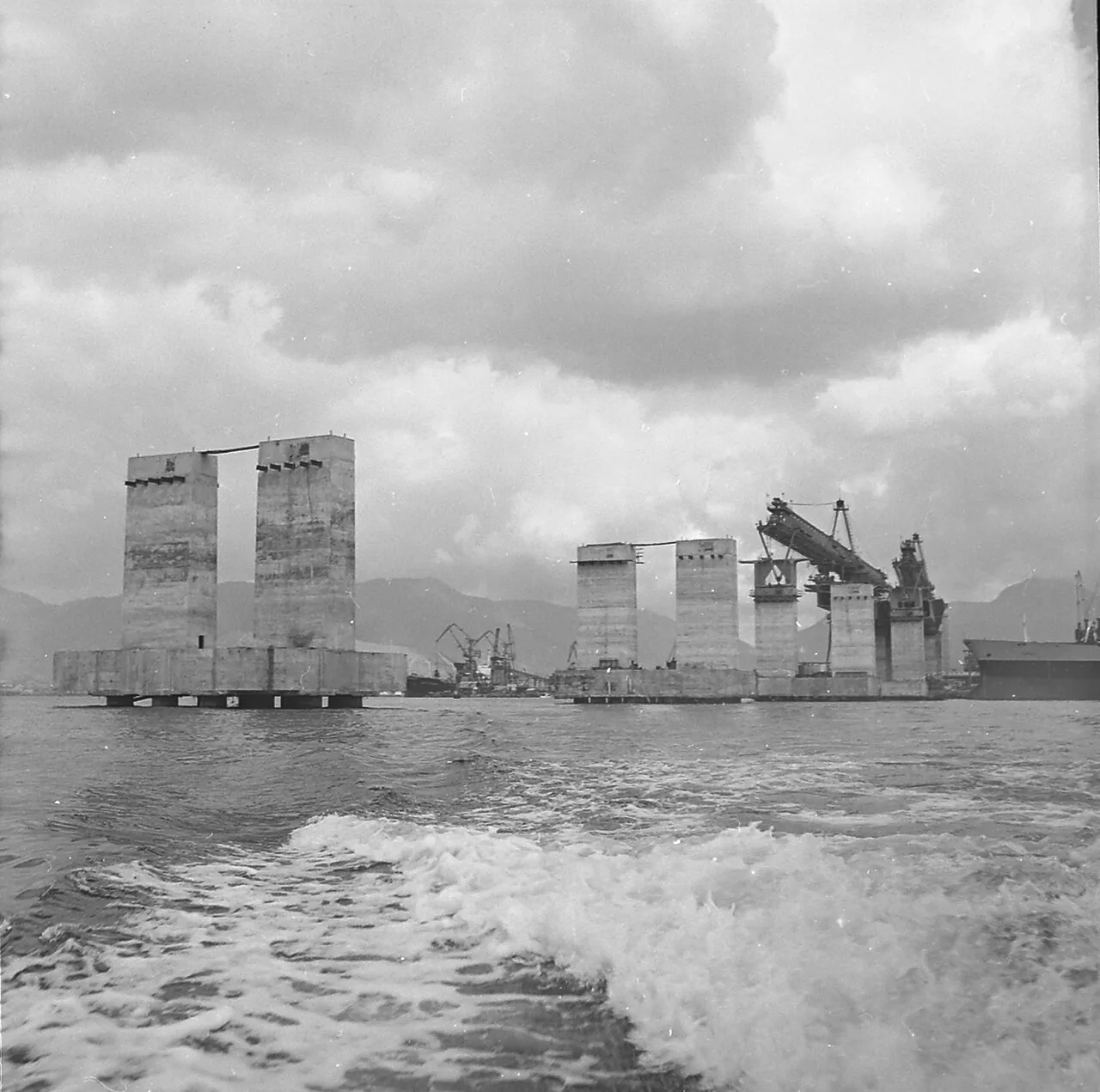 Obras da Ponte Rio-Niterói em 1971, com pilares no mar